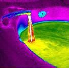 An infrared image of water pouring from a spout into a tub; note use of "false color" to better convey the temperature differences. (Image courtesy of FLIR Systems, Inc.) 水從水龍頭流進浴缸的紅外線圖片;注意圖中運用了「假色」以凸顯溫度差異。 (圖片來源:FLIR Systems, Inc.)