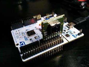 The Lepton breakout board (a) (shown minus Lepton unit), allows designers to evaluate and program the unit using various evaluation boards due to its standard connector and interface (b). (Images courtesy of FLIR Systems, Inc.) Lepton 分接板 (a)(圖中少了 Lepton 裝置)具有標準連接器與介面 (b),因此能讓設計師使用多種評估板評估裝置並進行編程。 (圖片來源:FLIR Systems, Inc.)