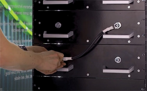 Wiring a modular BESS with cable lug assemblies Billede af ledningsføring af et modulært BESS med kabelsko-samlinger