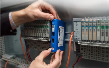 Gateway that allows the connection of serial RS-232/422/485 components to EtherCAT control systems Image of gateway that allows the connection of serial RS-232/422/485 components to EtherCAT control systems