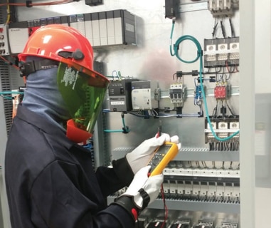 Maintenance inside an electrical enclosure 電氣箱內部維護示意圖