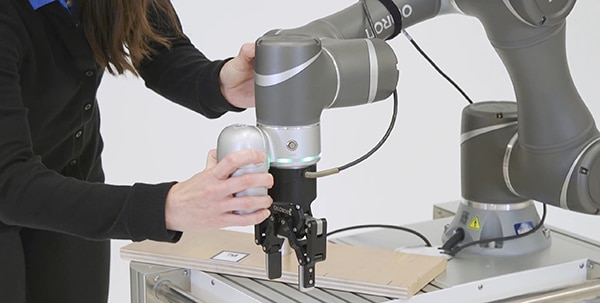 Cobot can be trained by moving its arm from position to position Image du cobot pouvant être formé en déplaçant son bras d'une position à une autre.