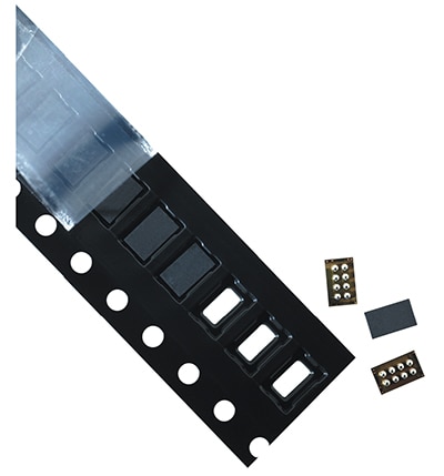 PSA carrier tape (upper left) peeling off a 3000BD conductive polycarbonate precision carrier Obrázek nosné pásky PSA (vlevo nahoře), která se odlepuje od přesného vodivého polykarbonátového nosiče 3000BD.