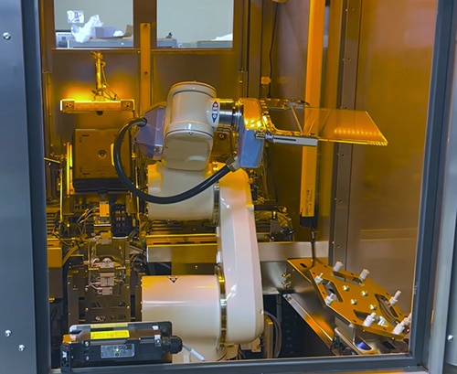 Six-axis robot in this Jabil Precision Automation Solutions machine รูปภาพของหุ่นยนต์ 6 แกนในเครื่อง Jabil Precision Automation Solutions