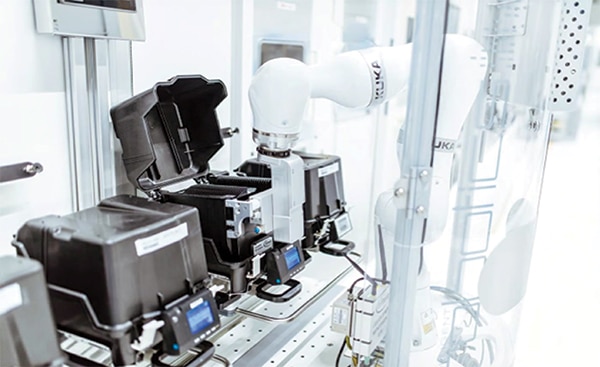 Collaborative robots ride on seventh-axis systems รูปภาพของหุ่นยนต์ทำงานร่วมกันขี่บนระบบแกนที่เจ็ด