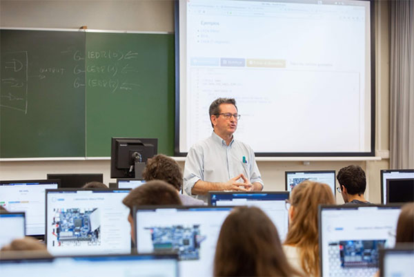 UPNA students in a classroom using LabsLand’s remote lab to access and program real FPGAs in real time