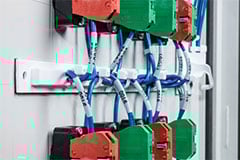 带八个集成式电缆扎带槽的 WireRail 安装座 Image of HellermannTyton WireRail with Eight Integrated Cable Tie Slots