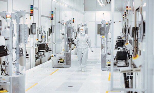 Infineon 洁净室中 KUKA 协作机器人的图片