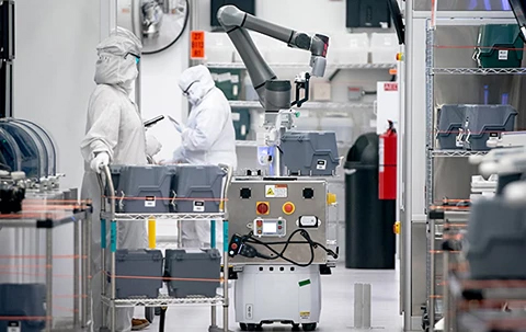 Image of mobile manipulator working alongside human operators in Analog Devices Beaverton, Oregon chip fabrication facility