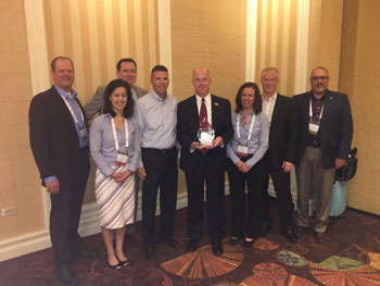 Image of Omron presents award to Digi-Key at 2017 EDS Banquet