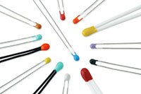 Immagine dei termistori miniaturizzati con conduttori con rivestimento epossidico di Littelfuse - Serie KC