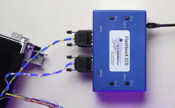 Image of Schleissheimer Flashbox connected to ECU