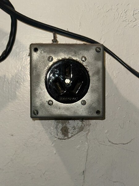 High Voltage AC Power Connectors