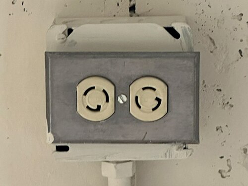 High Voltage AC Power Connectors